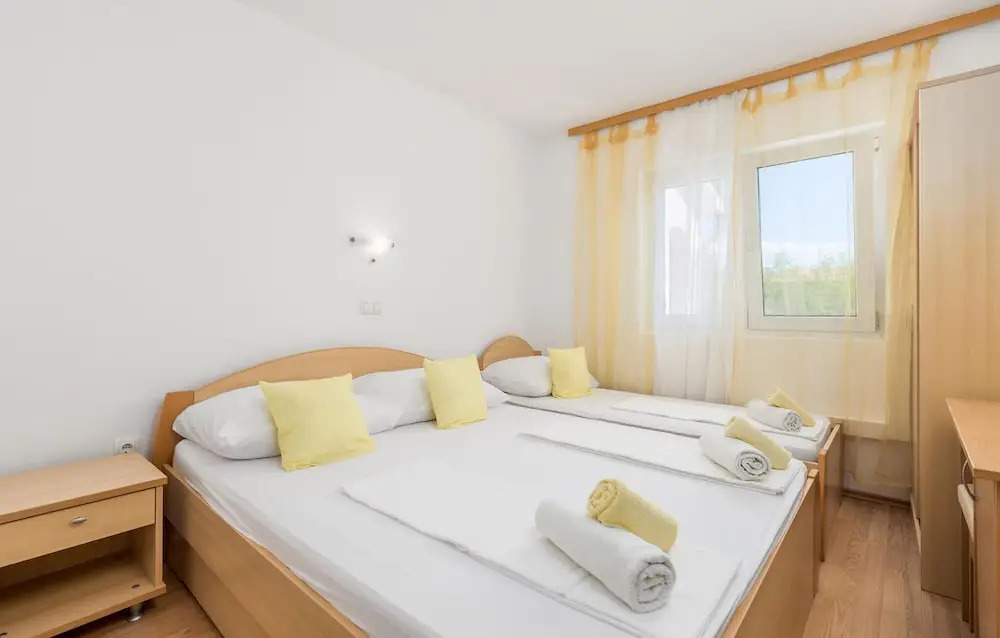 Beautiful Apartment in Lopar With 3 Bedrooms and Wifi