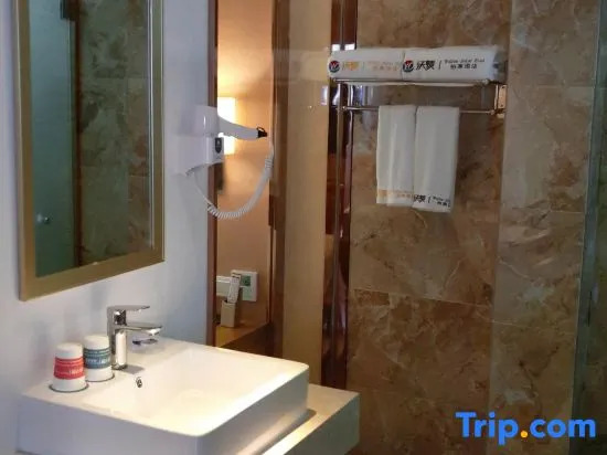 Wodun Platinum Hotel (Qinzhou East Railway Station Niannianfeng Plaza)