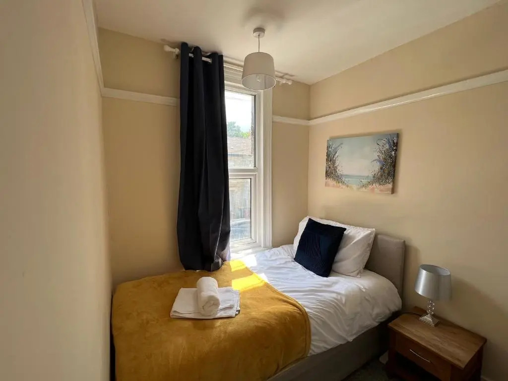 Comfortable King Bed - Location - Contractors - Family - Parking