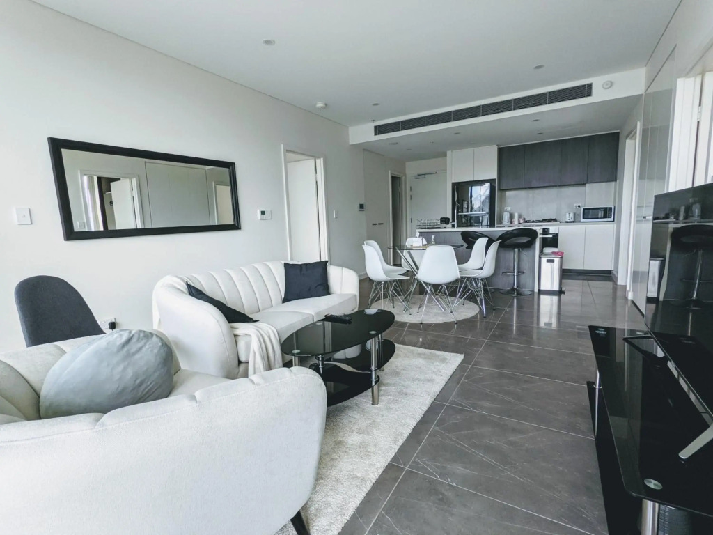 Elegant 3-bed 2-bath, balcony, with pool included, NO PARTIES
