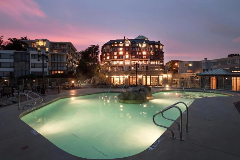 Oak Bay Beach Hotel