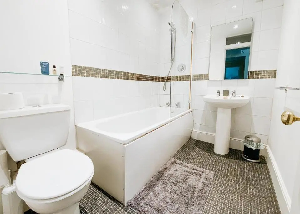 SUNNYSIDE APARTMENT - Spacious 2 Bedroom Ground Floor with Free Parking In Kendal, Cumbria