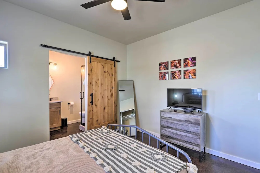 Modern Retreat: 3 Blocks to Dtwn Williams + Rte 66