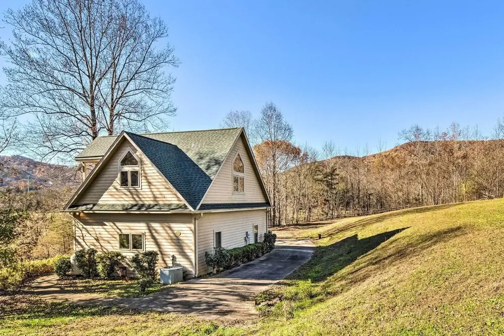 Peaceful Lake Lure Cabin w/ Fireplace!