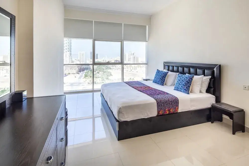 Premier 2BR Apartment in JVC Community - Sleeps 5!