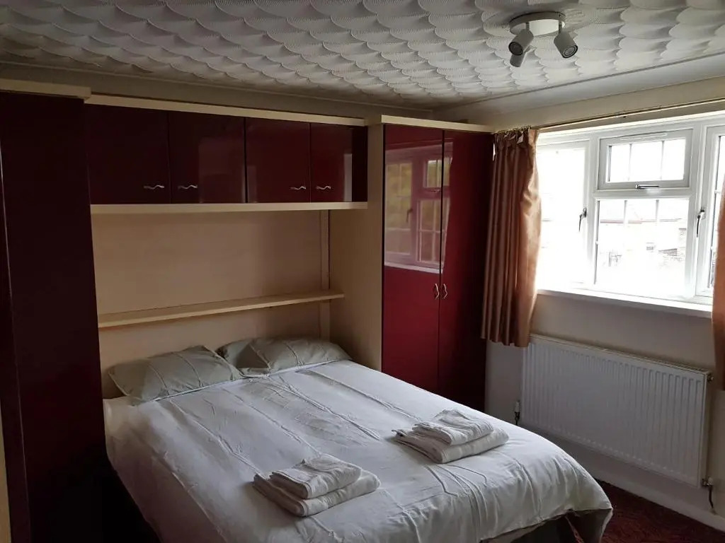 Spacious Swindon 5 bedroom house - sleeps up to 10