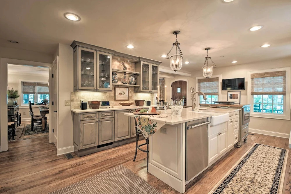 2 Living Areas + Fireplace: Mirror Lake Cottage!