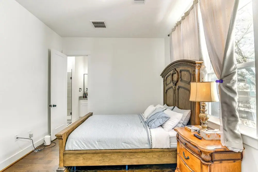 7 Mi to The Galleria: Modern Home w/ Fenced Yard