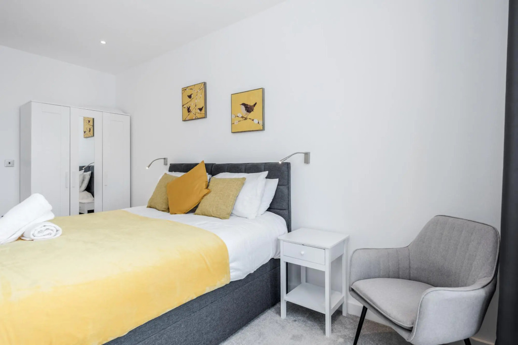 2 Bedroom Luxury St Albans Apartment - Free WiFi with Netflix & Parking. The property sleeps 6