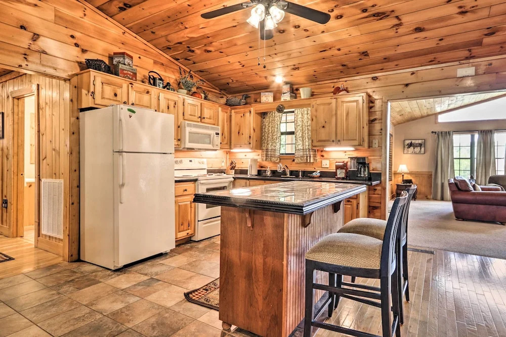 Log Cabin w/ Deck & Hot Tub: 5 Mi to Dollywood!