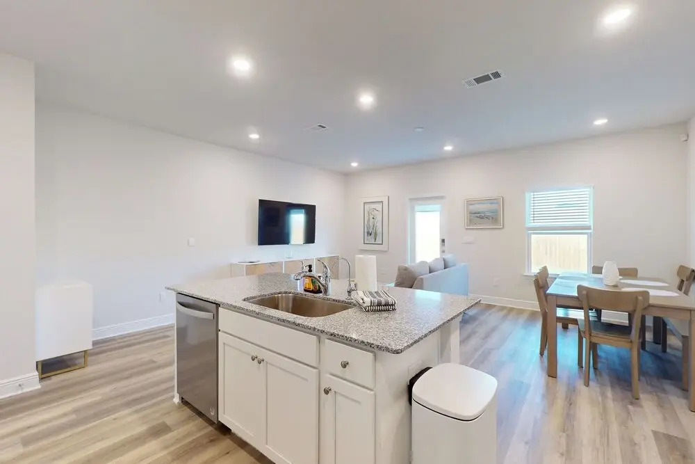 3 BR Townhome w/ W & D, AC, Wifi, Near Beach