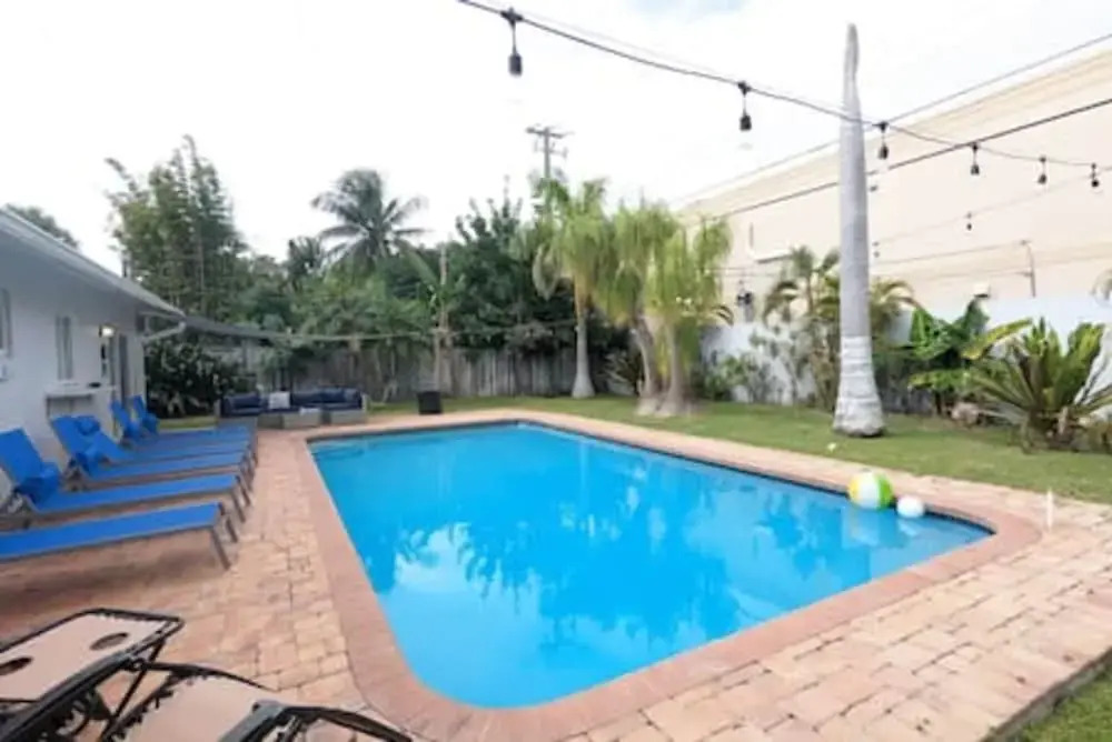 617 NW 30 CT Pool Patio 5Bd 3bath Fire Pit Parking for 3