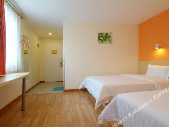 7 Days Inn Neijiang Wenying Street Shijibinjiang Branch