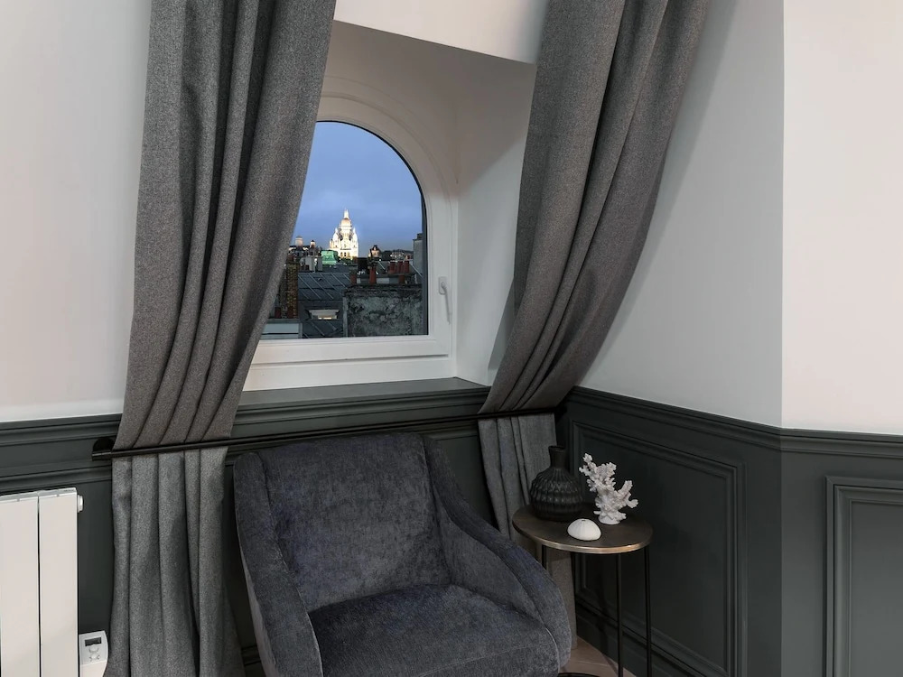 Luxury 2BDR Le Louvre I by Livinparis