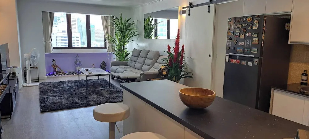 Newly Renovated 1 Bedroom Condo Nana