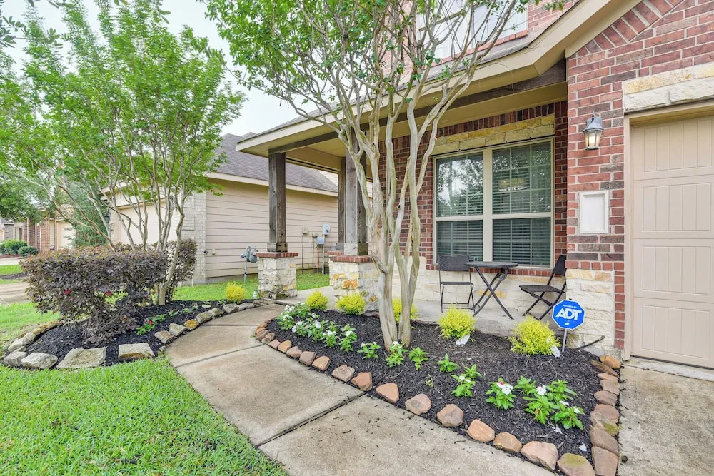 12 Mi to Dtwn Houston: Modern Home w/ Backyard
