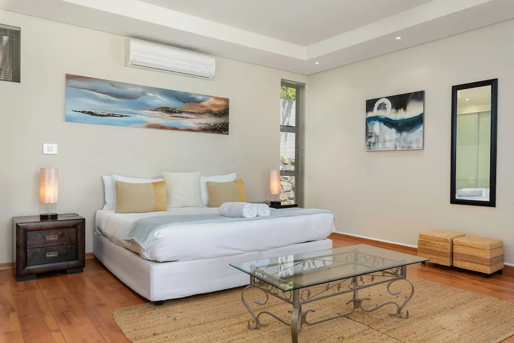 1st Cres Street 14