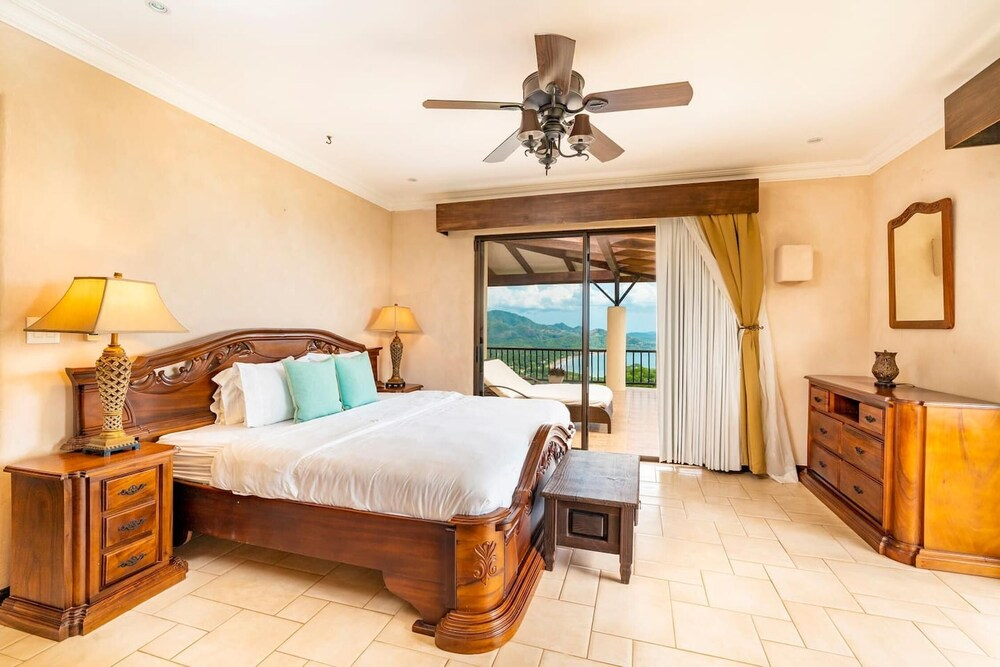 Luxurios Beachfront Villa on Flamingo Beach with Daily Maid and Security