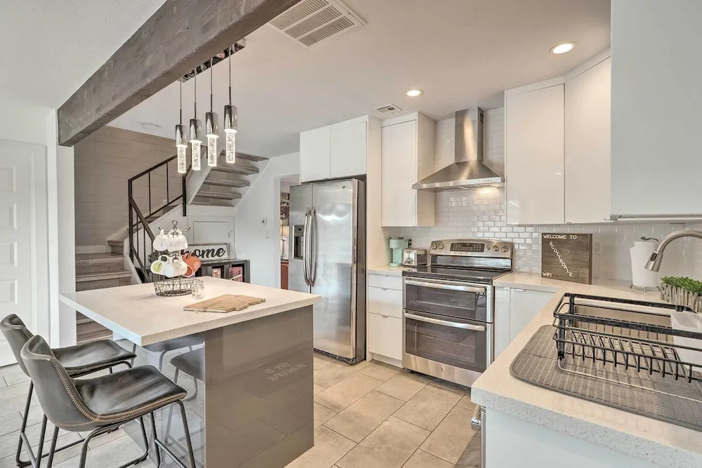 Chic Scottsdale Home w/ Balcony, Walk to Old Town!