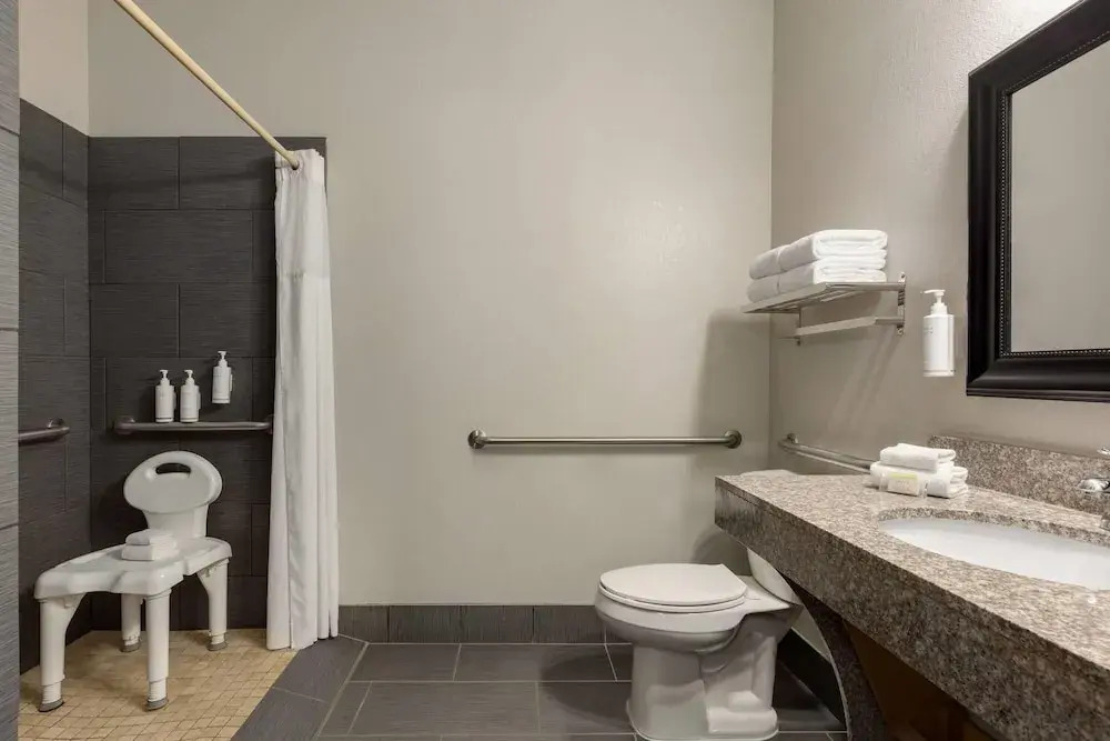 Days Inn & Suites Prattville-Montgomery
