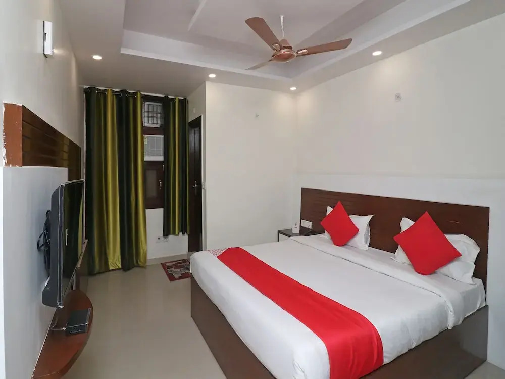 OYO 26170 Hotel Manzana
