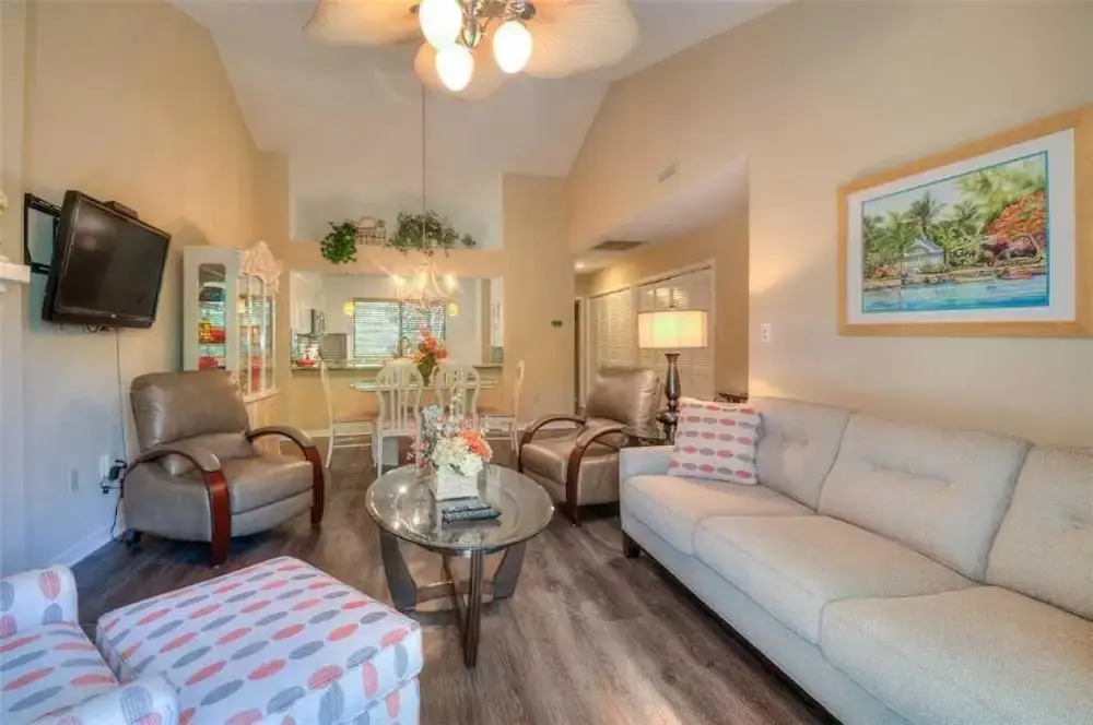 West Hyde Park Three-bedroom Apartment 10-F
