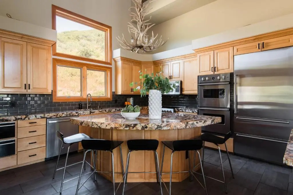 Sleeps 16! Modern Mountain Escape w/ Hot Tub Mason by Avantstay