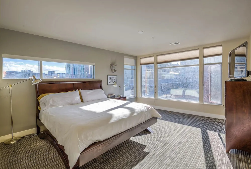 Luxe 3 Story Loft Rooftop Deck City Views!