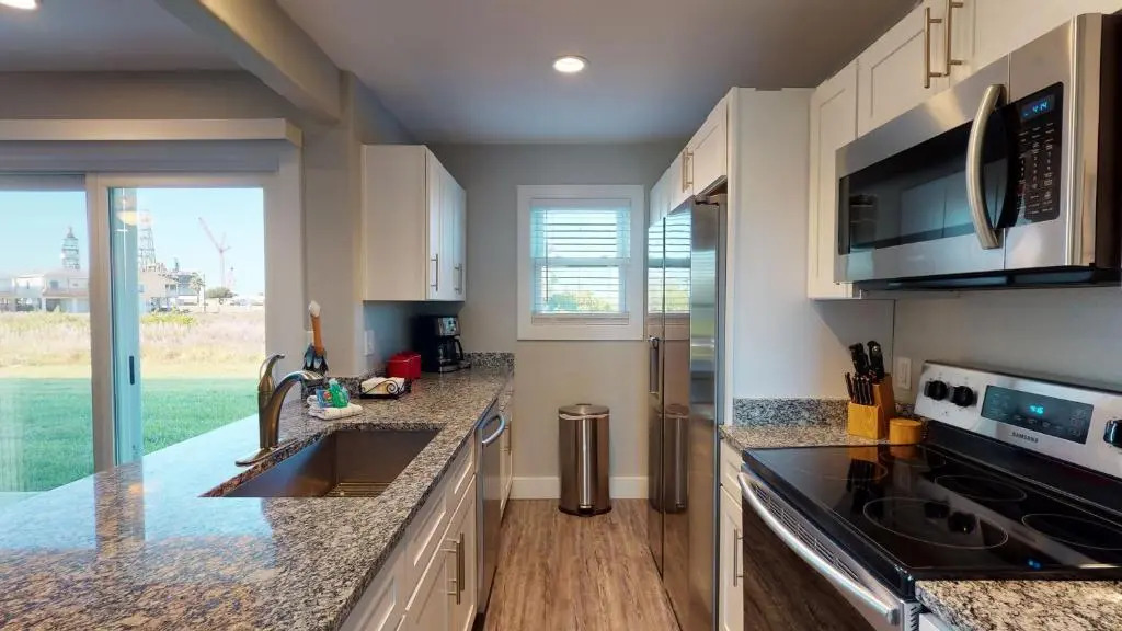 AH-G126 Remodeled First Floor Condo, Shared Pool & Hot Tub, Near Marina