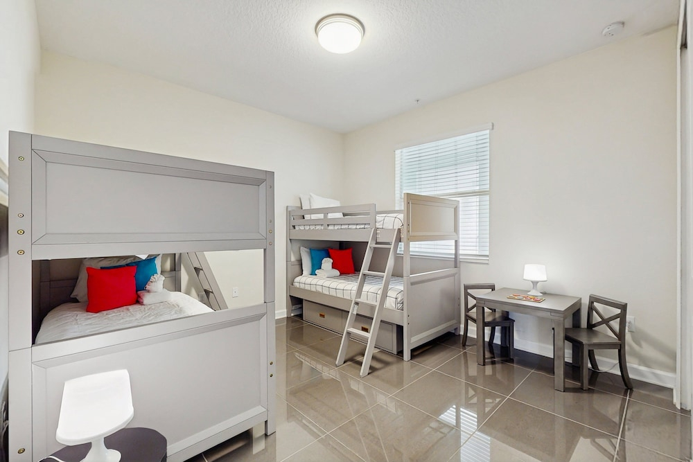 Fourth Floor Penthouse With Shared Pools and Hot Tub, Fast Wifi, & Central AC