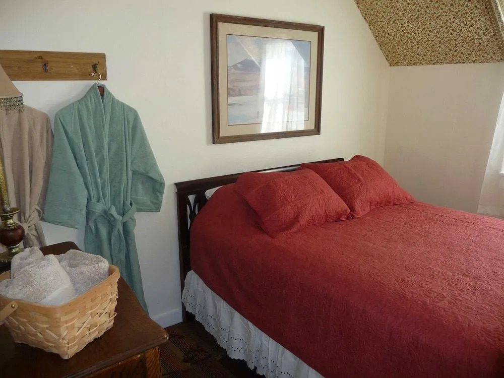 Stay Twin Lakes Cottage