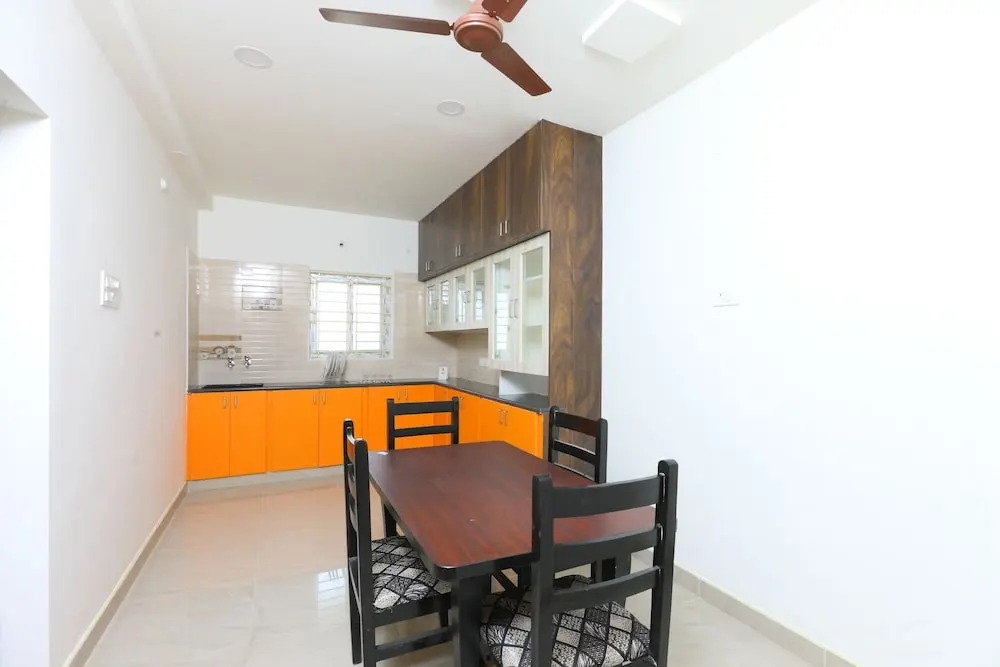 OYO 10701 Moukthi Apartment
