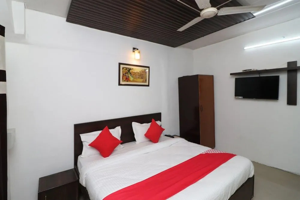 OYO 40425 Hotel Dazzle Inn