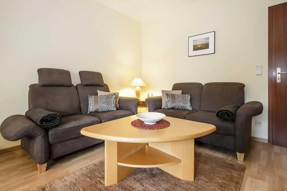 Ferienwohnung-4-mit-Sonnenbalkon-im-Landhaus-Hubertus-Duhnen