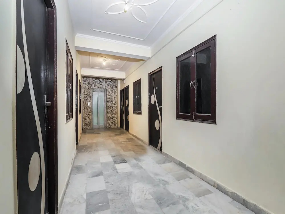 OYO SilverKey 27892 Shanti Complex