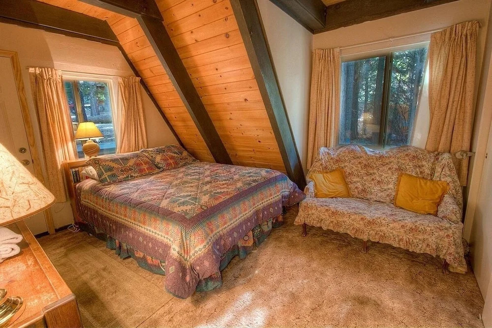 Lodgepole Chalet 3 Bedroom Home by RedAwning