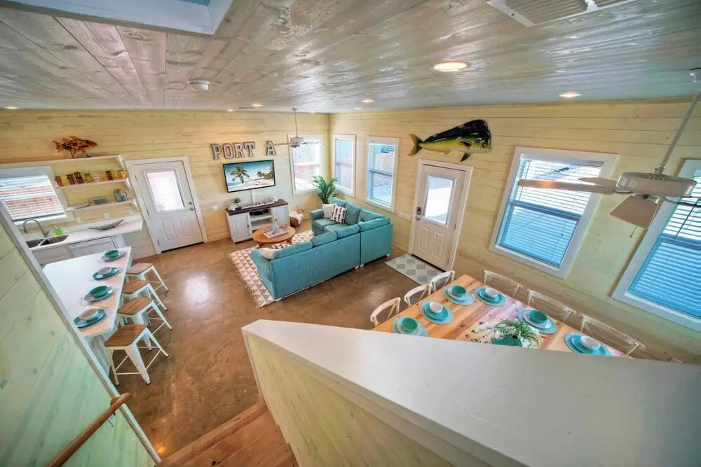 Backyard Tiki Bar, Walk to the Beach, Pool Cabana Cheeky Tiki by Avantstay