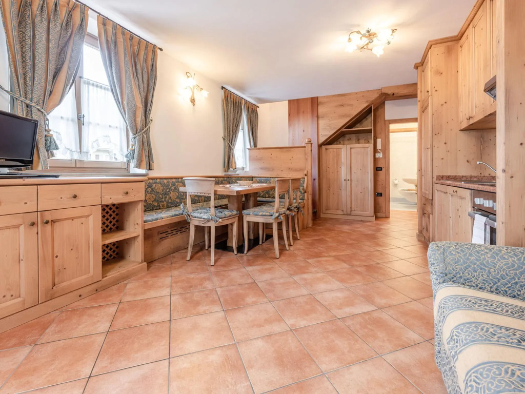 Hilltop apartment in Commezzadura with garden