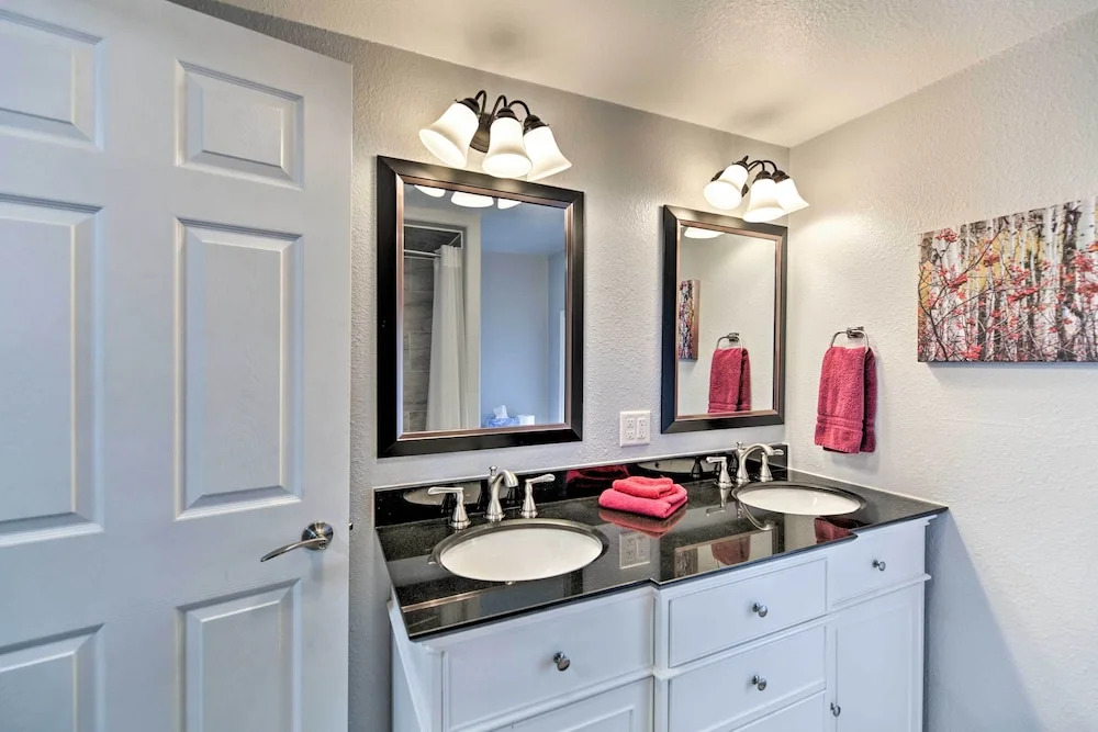 Charming Historic Condo - Walk to Downtown & UW