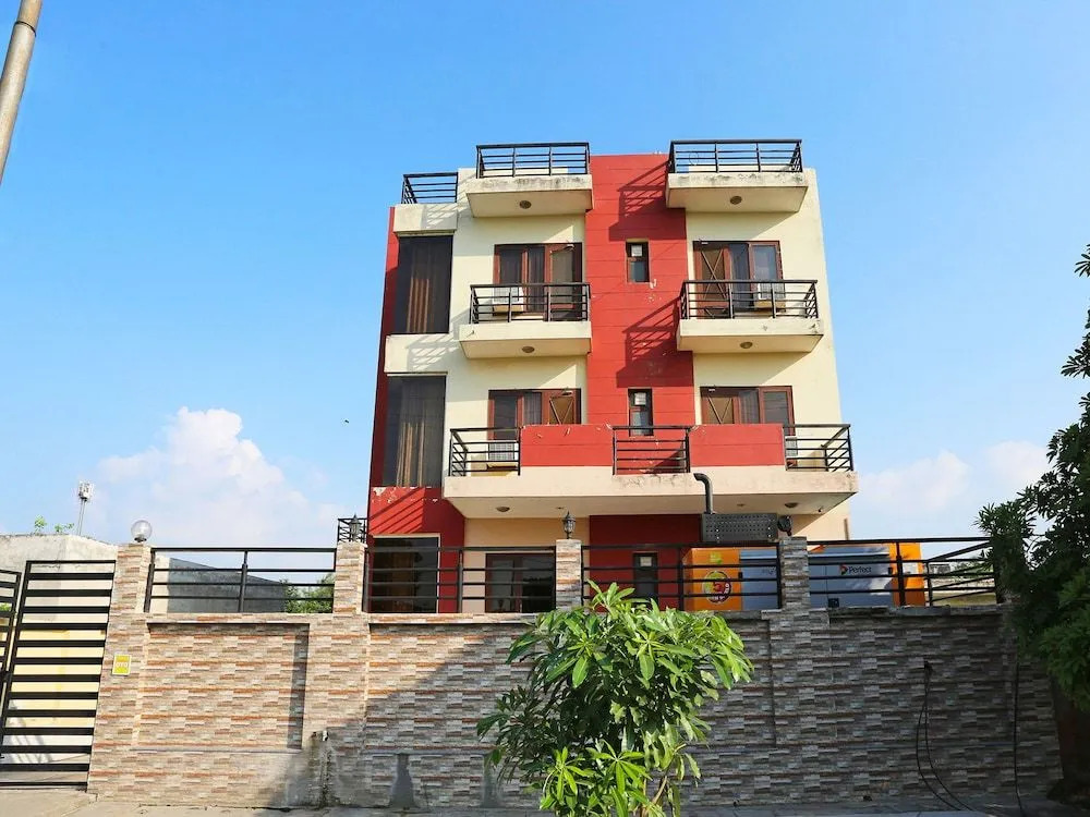 OYO Flagship 238 Noida Sector 72