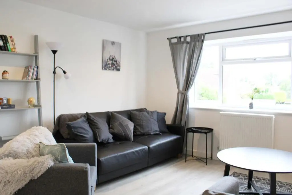 Low Cost, 4 Bed with Parking 09