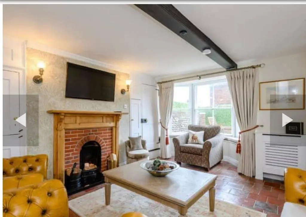 West Cottage. Central, beautiful, 2 mins to beach