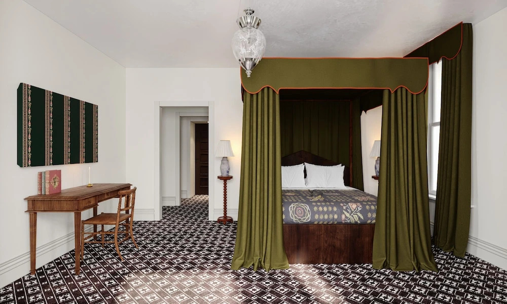 Shenandoah Mansions, an Ash Hotel