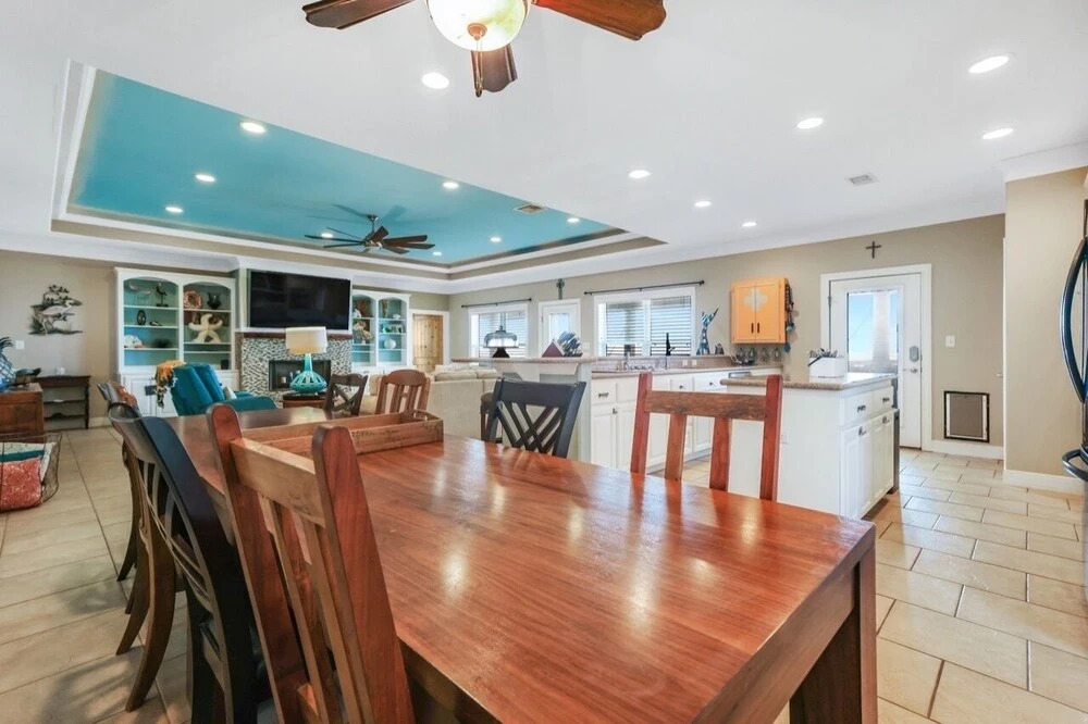 Lazy Days 4 Bedroom Home by Redawning
