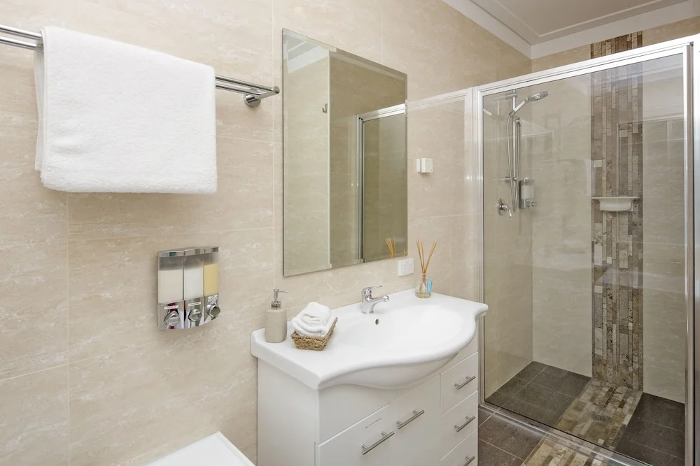 Kickenback Chalet - 2BR Chalet l Gym l Indoor Pool l Tennis Court l WiFi l Air-Con