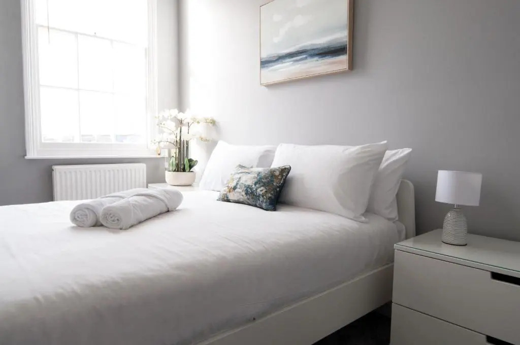 Central Cheltenham, Regency Apartment with PARKING, Cavalier Suite - Sleeps 6