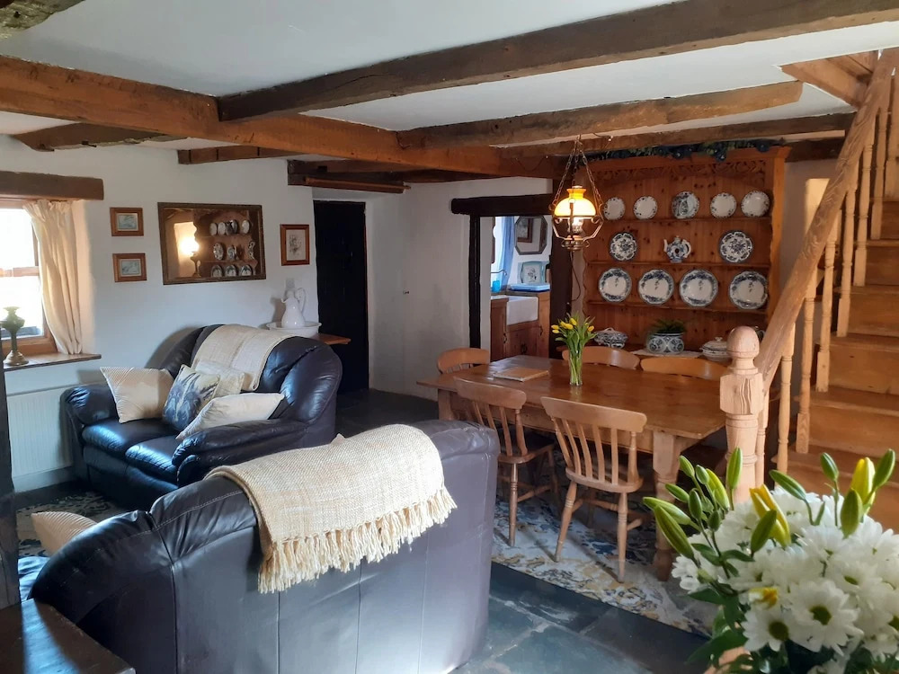 300 year old tradition irish cottage