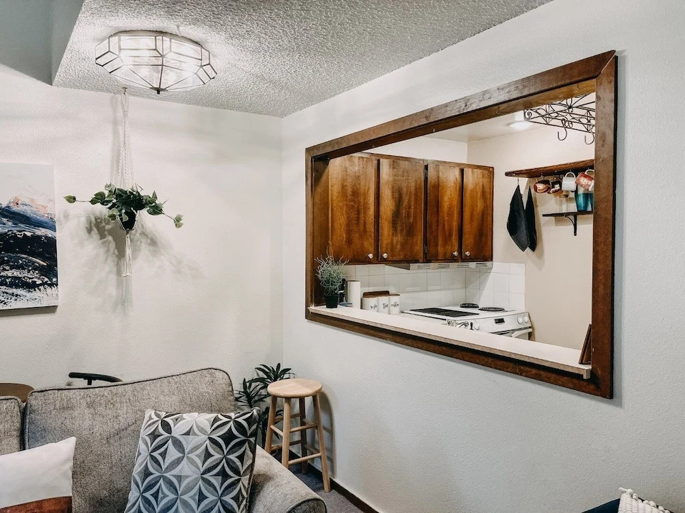 73sw - Wood Fireplace - Wifi - Views - Sleeps 6 2 Bedroom Home by Redawning