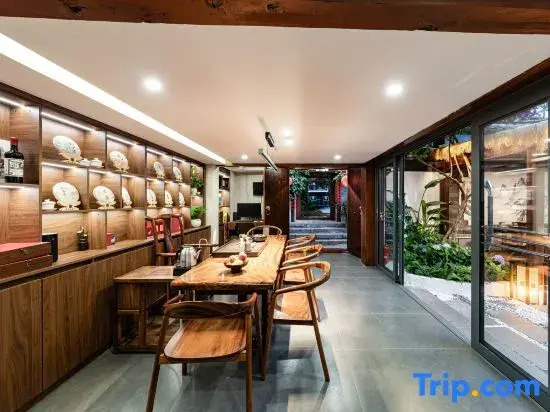 Xinyue·Mid villa Designer Homestay with Snow Mountain View (Dashuiche Store in the Ancient Town)