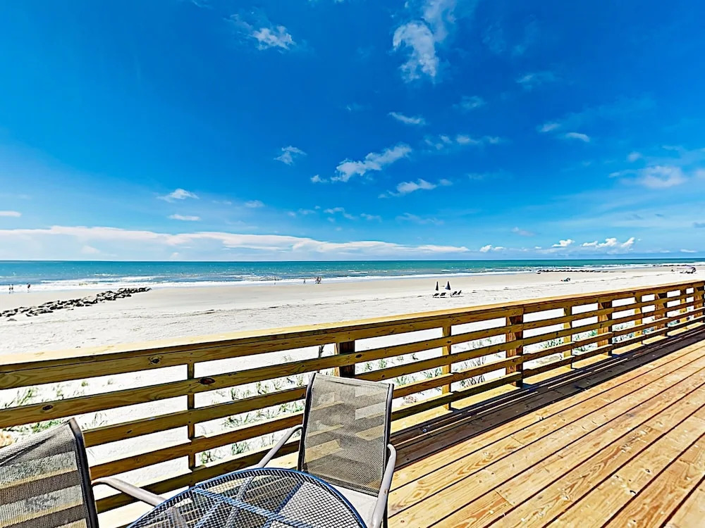 Beachfront Getaway W/ Huge Deck, Classic Interiors Home